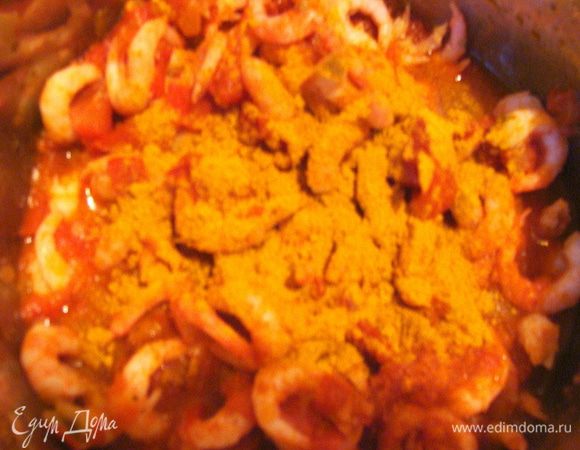 Добавить куркуму, перец чили, перемешать, закипятить.
