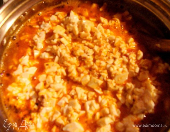 Добавить к креветкам.