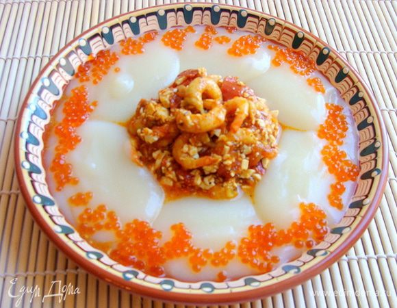 В центр тарелочки валожить горкой азу, по краям столовой ложкой распределить красиво пюре. 