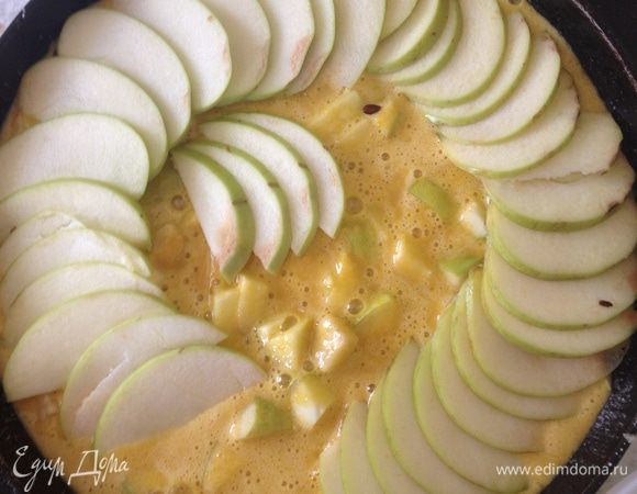 Включаем духовку.
Взбиваем яйца с сахаром добавляем туда соль, соду и муку.
Берем круглую форму смазываем сливочным маслом сверху присыпаем немножко мукой.
