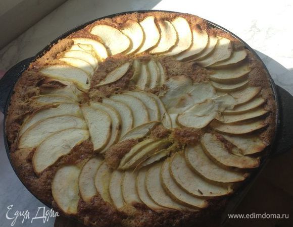 2 яблока ( я брала "Семеренко") мы нарезаем мелко кубиками, выкладываем их в форму, заливаем тестом. Сверху выкладываем яблочки нарезанные плоскими формами и посыпаем сахарной пудрой)
Выпекаем 15-20 минут.
Приятного аппетита!