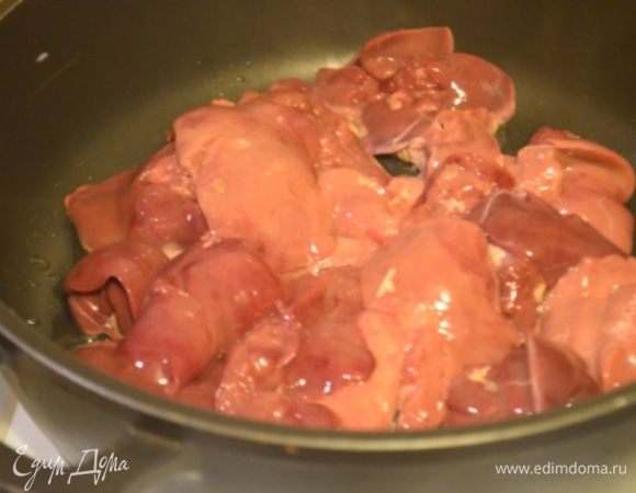 Разогреть в глубоком сотейнике оба вида масла и обжарить на нем печень со всех сторон 5 минут на сильном огне. 