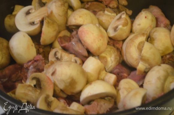 Добавить к печени грибы - если они мелкие то не резать их лучше, а крупные разрезать напополам. Посыпать травами, солью и перцем и обжарить еще 5 минут.