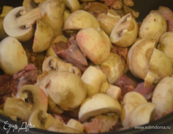 Добавить к печени грибы - если они мелкие то не резать их лучше, а крупные разрезать напополам. Посыпать травами, солью и перцем и обжарить еще 5 минут. 