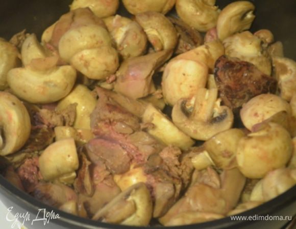 Влить портвейн и тушить еще 5 минут на сильном огне без крышки.