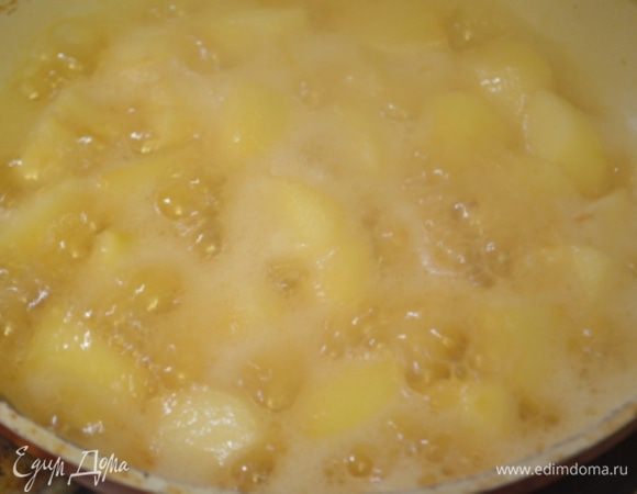 Выкладываем в сахар яблоки, почищенные и порезанные на кубики среднего размера (они должны совпадать по размеру с грибами и печенкой), влить вино и потушить примерно 5 минут. Добавить щепотку соли. 