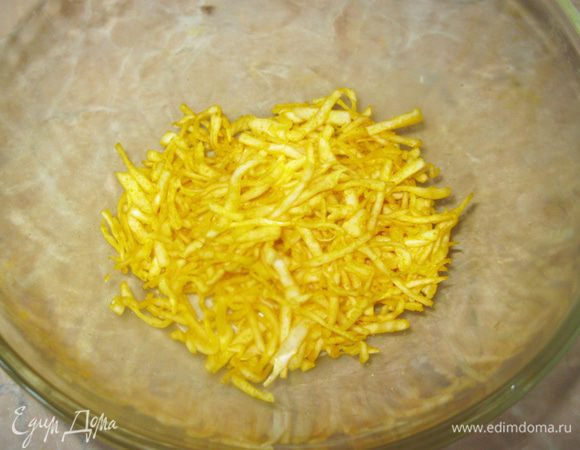 Пару листов белокочанной капусты разрезал пополам, вырезав толстую середину, и нашинковал тонкой соломкой. Положил в салатник, посыпал солью и сахаром, а для цвета добавил немного куркумы. Хорошенько помял руками и оставил настаиваться.