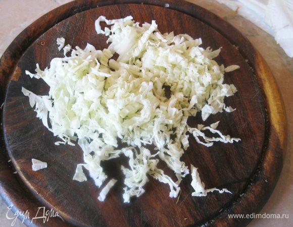 У листьев китайского салата тоже вырезал сердцевину. Сами листья нарезал широкой соломкой,