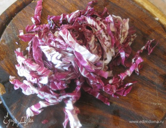 Листья кучерявого салата и радиккио, нарезал широкой соломкой.