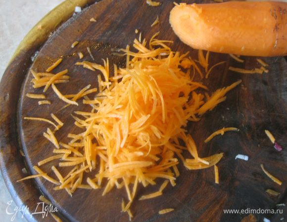 Немного моркови натер на крупной терке.