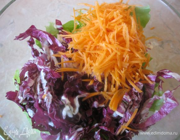 Все сложил в глубокий салатник и тщательно перемешал руками. Можно воспользоваться ложкой, но руками получается лучше.