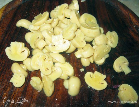 Два десятка шампиньонов нарезал на две-четыре части, в зависимости от размера. Для заправки приготовил соус винегрет.