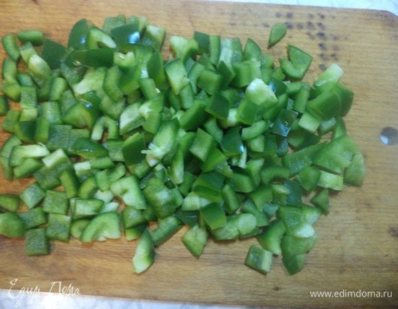 Зеленый сладкий перец очистить от семян, нарезать кубиками.
Зеленый лук мелко порубить.