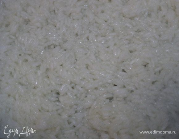 В большую глубокую сковороду налить воду, добавить 1 ч. лож. соли и довести до кипения. Всыпать рис, довести до кипения, уменьшить огонь и накрыть крышкой. 
Варить рис 12 - 15 мин, пока крупа почти полностью не впитает жидкость.