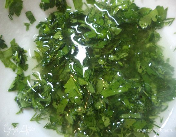 Для заправки смешать растительное масло, винный уксус, мелко нарубленную зелень, посолить, поперчить.