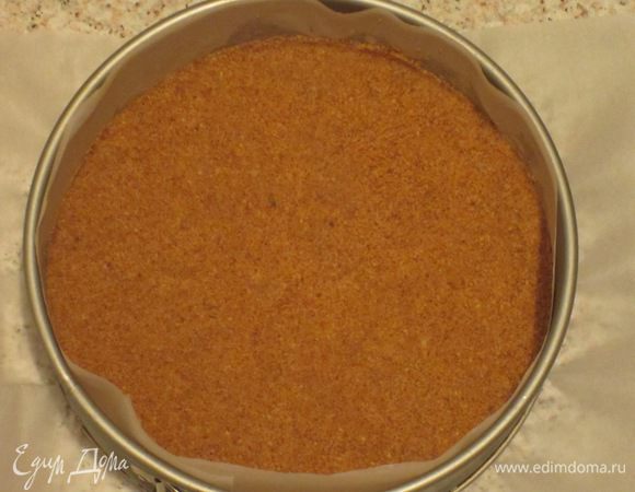 Основа: Сливочное масло растопить и остудить. Печенье искрошить и смешать со сливочным маслом и сахаром. Песочную основу выложить на дно выстланной пергаментом  формы и поместить в холодильник.
