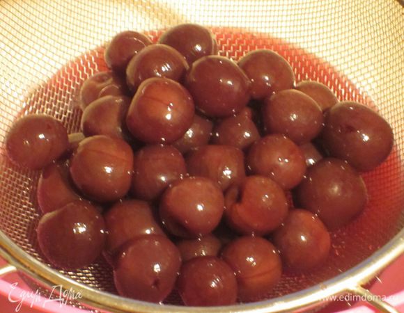 Прослойка с черешней: консервированную черешню откинуть на дуршлаг.