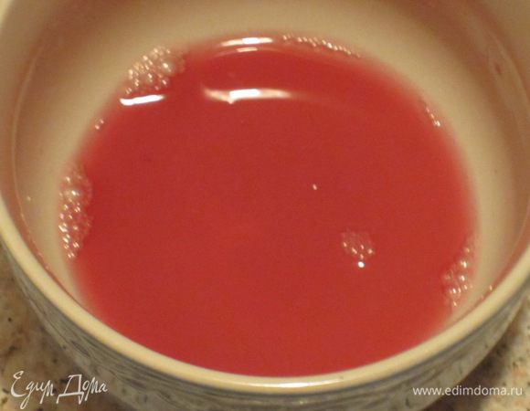 Сок черешни разбавить водой до общего объёма 150 мл. Крахмал развести  в 3 ст.л. разбавленного сока.