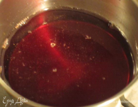 В оставшийся сок добавить сахар, пряности и довести до кипения. Ввести крахмал и хорошо перемешать.