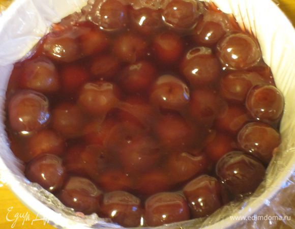 Добавить черешню, перемешать и выложить полученный кисель в выстланную пищевой плёнкой форму или миску диаметром 17 см, остудить и поставить в холодильник до застывания массы.
