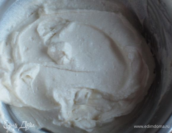 Рикотту соединить с сахаром, добавить сок 1/2 лимона, перемешать. Желатин хорошо отжать, растворить на водяной бане и ввести в творожную массу, хорошо перемешать.