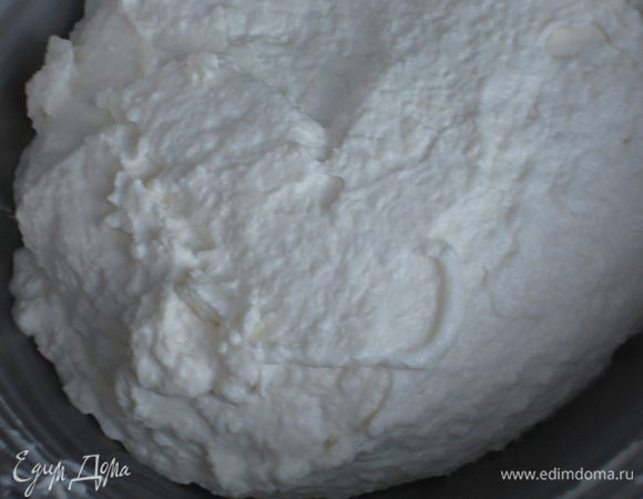 Сливки взбить до устойчивых пиков и ввести в мусс аккуратными движениями снизу-вверх.