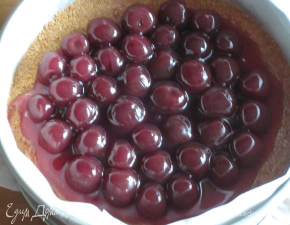 Сборка торта: Ягодную прослойку опрокинуть на песочную основу, аккуратно снять плёнку.