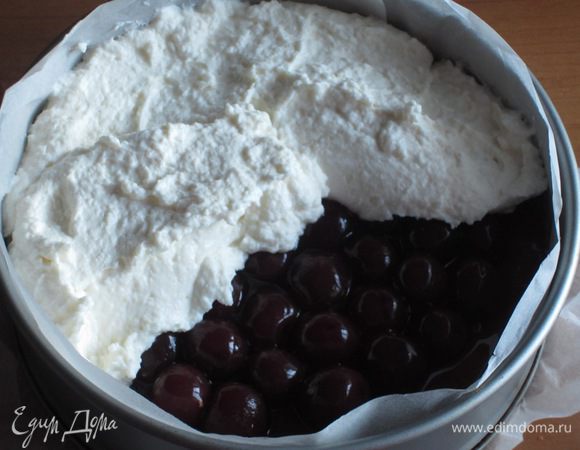 Сверху равномерно распределить творожный мусс .