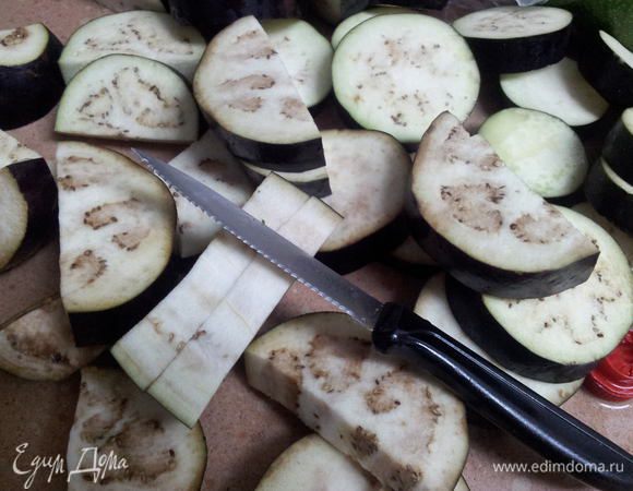 Нарезаем баклажаны.