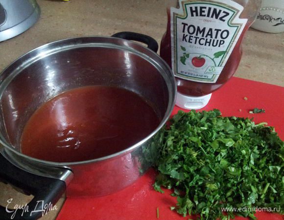 В кастрюльке делаем маринад: кетчуп, вода, уксус, чеснок (выдавить), кинза(мелко порезать), сахар, соль. 

Вообще маринад должен выйти очень концентрированный, уксус должен чувствоваться хорошо и соленость и сладость, то есть по вкусу конечно, но чтобы получился яркий вкус, должно быть всего достаточно. Если попробовать на вкус, то есть ложками это будет сложно, в общем маринад. 