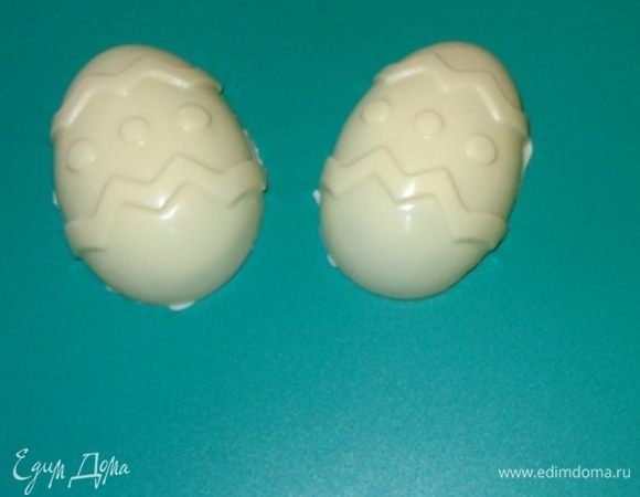 Если слой шоколада получился тонким, повторить заливку. Охладить.