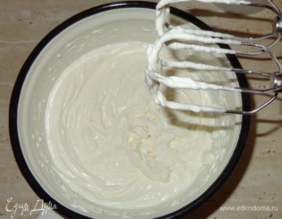 Для «белка»: взбить сливки с сахарной пудрой, потом добавить маскарпоне, взбить на малой скорости. Охладить.