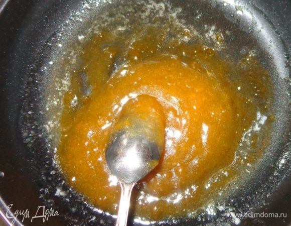 Для «желтка»: густой абрикосовый или апельсиновый джем прогреть на сковородке и добавить немного сливочного масла. Тщательно перемешать. Охладить.