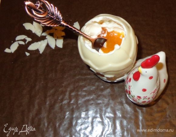 На верхушках яиц сделать отверстия и заполнить их белой и желтой начинками, создав иллюзию желтка и белка. Охладить.