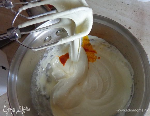 Сварить сахарный сироп, влить в него желатин, постоянно взбивая массу на небольшой скорости. Затем взбить до образования густой белой пушистой массы, добавить пару капель желтого красителя.