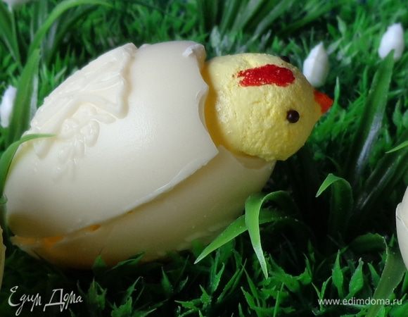 Оформить носик, глаза, гребешок.