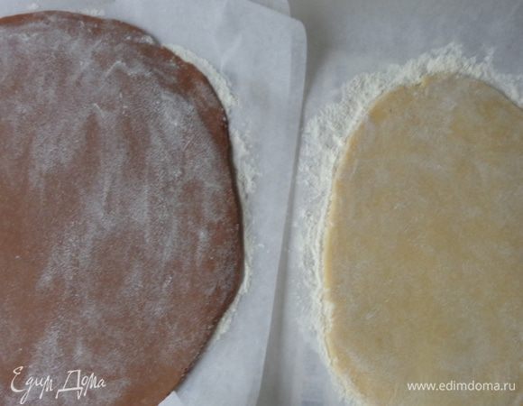 Для расписных яиц: замесить пряничное тесто (см.http://www.edimdoma.ru/retsepty/65138-pryaniki-slovatskie-medovnichki), раскатать, охладить.