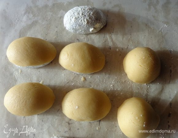 Вырезать кружки по размеру формочек и аккуратно уложить тесто на формы. Печь до легкой золотистости.