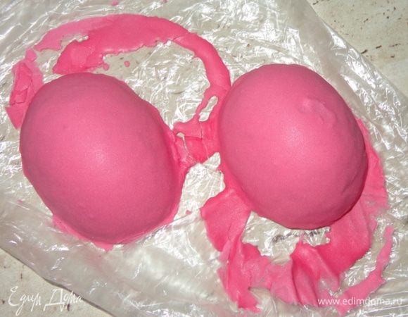  С помощью айсинга окрасить половинки.