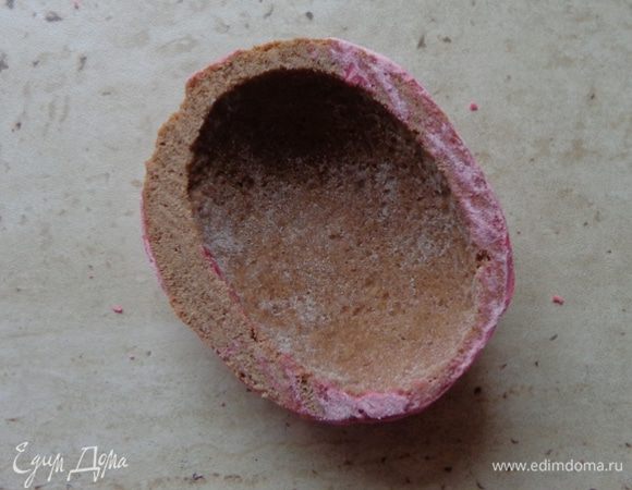 Когда айсинг застынет, подравнять края с помощью терки.