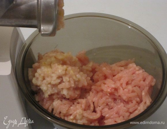 Куриное филе вымыть, нарезать кусочками. Лук очистить, разрезать. Чеснок очистить. Филе, чеснок и лук пропустить через мясорубку.