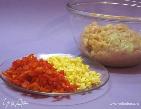 Сладкий перец нарезать маленькими кубиками. Сыр тоже нарезать маленькими кубиками.