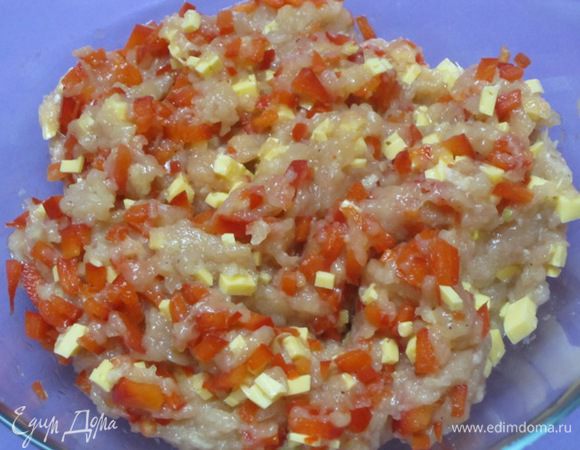 Фарш посолить, приправить паприкой по вкусу, перемешать. К фаршу добавить яйцо, кубики сыра и сладкого перца. Тщательно перемешать, положить в холодильник на 30 минут.