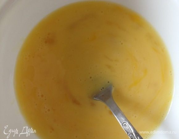 Для омлета смешаем вилкой яйца с молоком и солью.