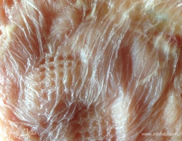 Хорошенько отобьем куриное филе. Я делаю это в пакете для удобства и чистоты))). Посолим, поперчим по вкусу.