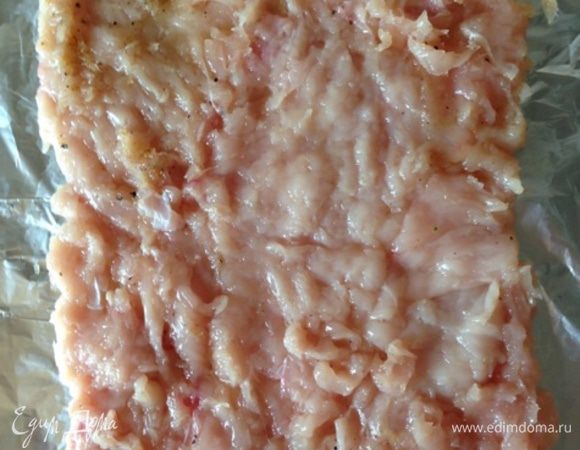 Разложим филе на фольгу пластом в форме прямоугольника.