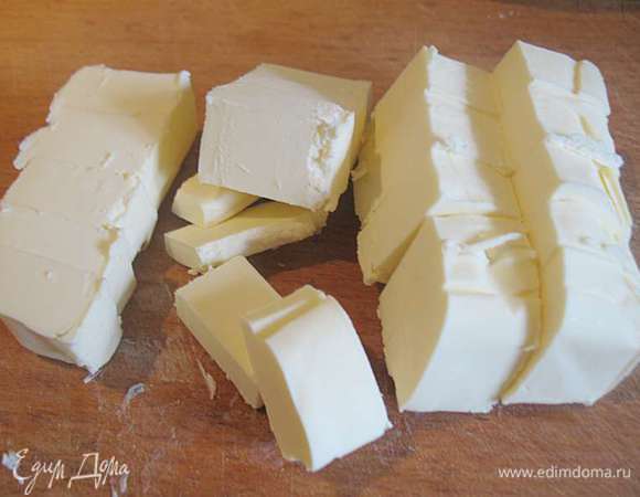 Холодное масло нарезать на кусочки. 