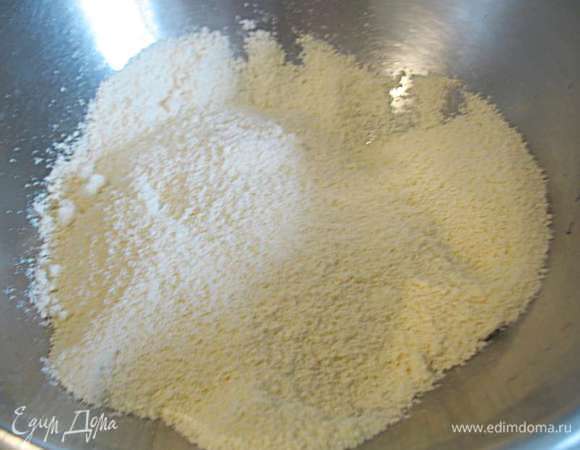 Смешать муку, сахар, соль. Масло и мучную смесь поместить в блендер и порубить до образования крошки.  