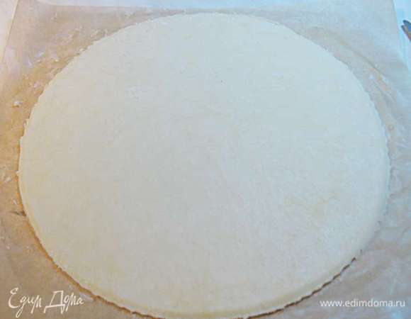 У раскатанного теста обрезать край. Закрыть пергаментом и отправить в холодильник на 15 минут. Из обрезков сформировать порционную галету. По желанию можно сделать только порционные галеты. 