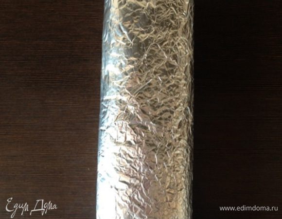 Сворачиваем пласт в рулет и "запечатываем" его в фольгу. Ставим рулет в разогретую до 160 градусов духовку на 30 минут.